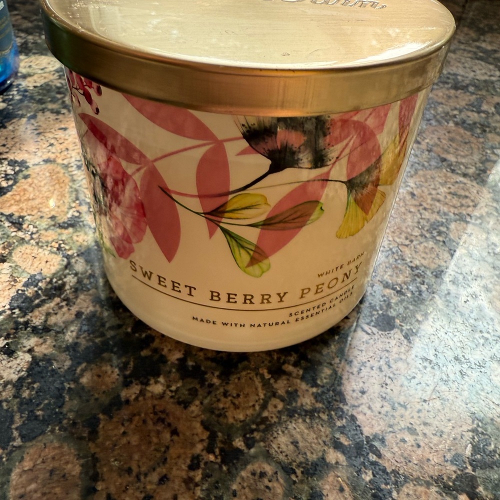 Bath & Body Works Sweet Magnolia candle - Picture 2 of 4